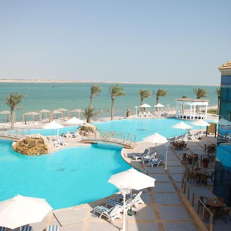Tio Sea Resort Аль-Хор Экстерьер фото The pool at the Grand Hotel