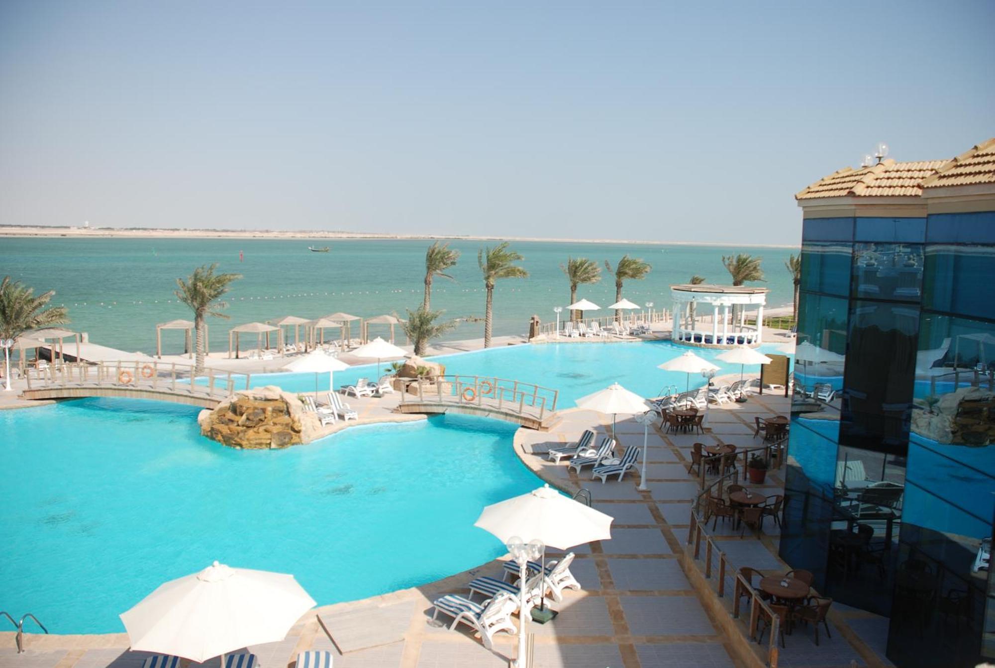 Tio Sea Resort Аль-Хор Экстерьер фото The pool at the Grand Hotel