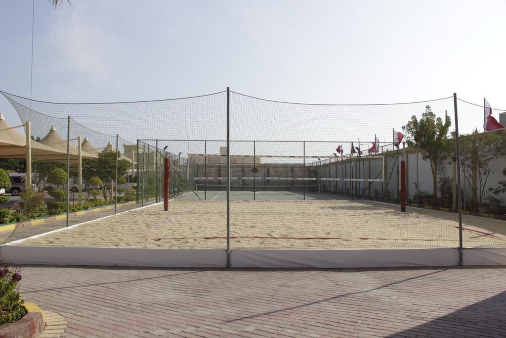 Tio Sea Resort Аль-Хор Экстерьер фото A paddle tennis court in Spain