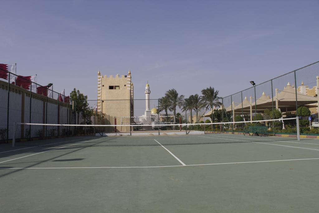 Tio Sea Resort Аль-Хор Экстерьер фото Tennis courts at the resort