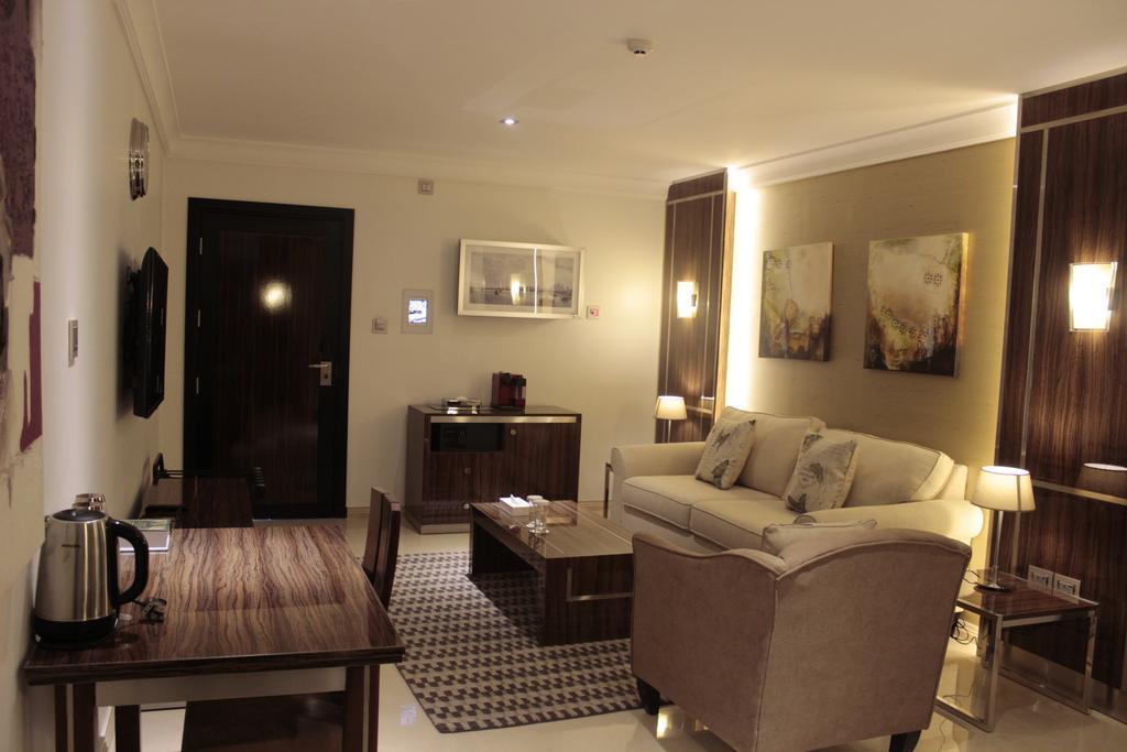 Tio Sea Resort Аль-Хор Экстерьер фото A living room in a typical apartment