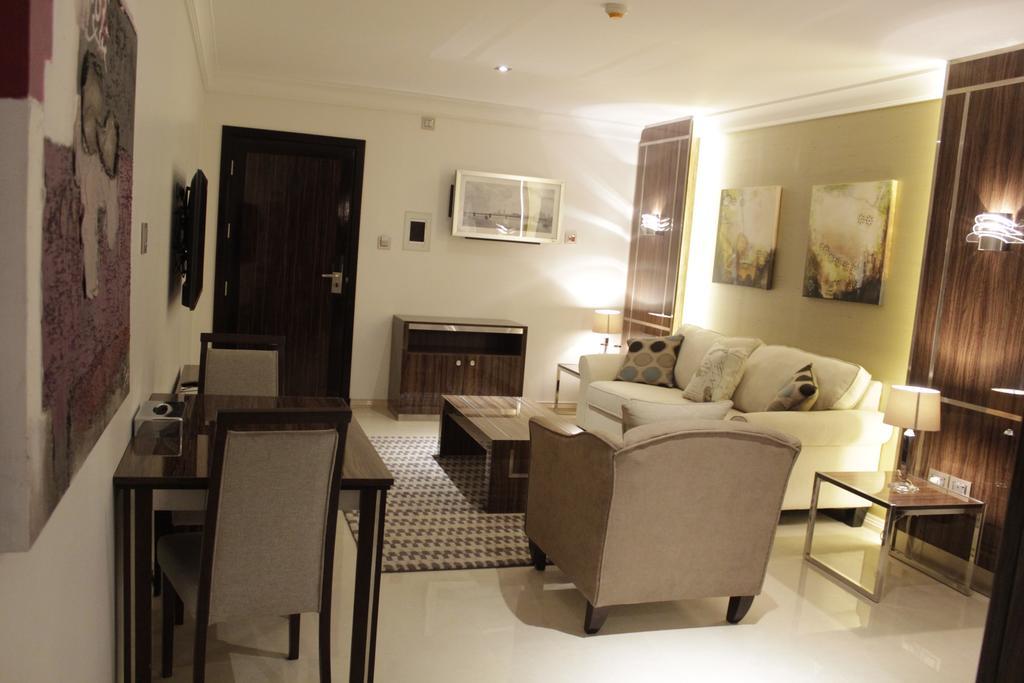 Tio Sea Resort Аль-Хор Экстерьер фото A living room in a typical apartment