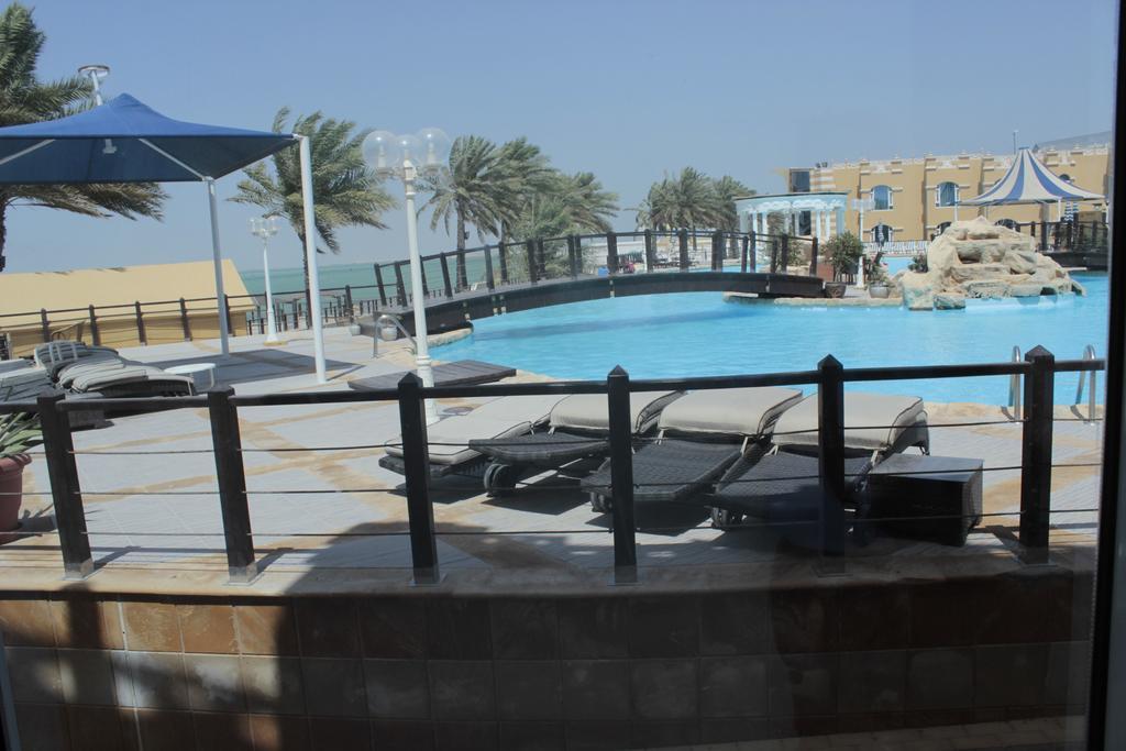Tio Sea Resort Аль-Хор Экстерьер фото The pool at the resort