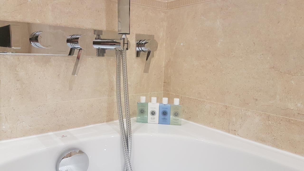 Tio Sea Resort Аль-Хор Экстерьер фото A shower hose