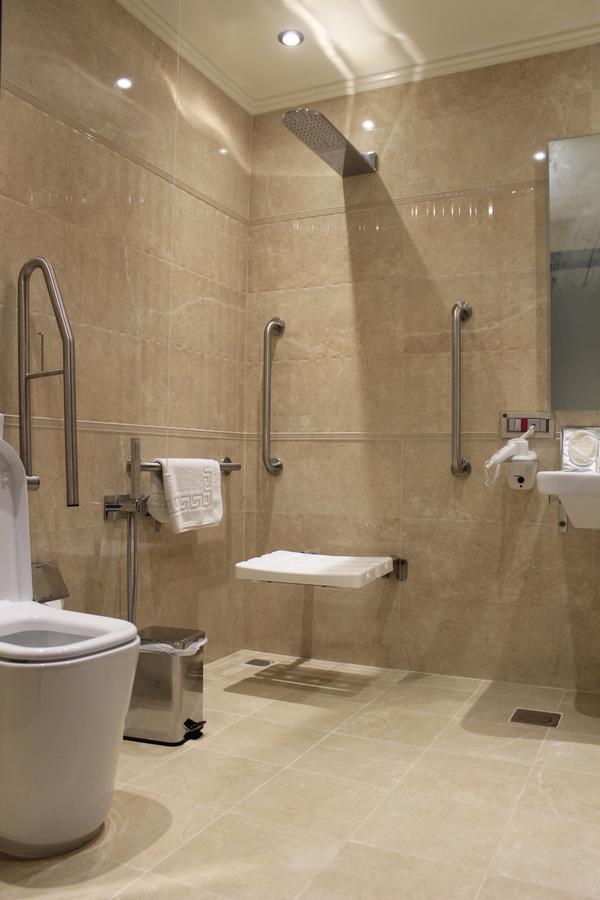 Tio Sea Resort Аль-Хор Экстерьер фото Disabled toilet with a folding seat