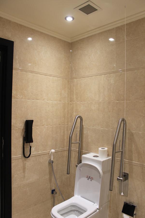Tio Sea Resort Аль-Хор Экстерьер фото A toilet with a grab rail