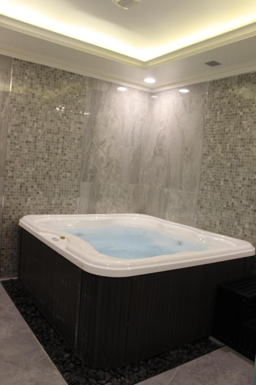 Tio Sea Resort Аль-Хор Экстерьер фото A hot tub